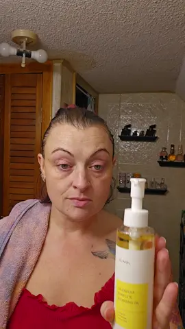 @iUNIK calendula oil cleansing oil - this stuff is amazing! Took off all my makeup including my brow stuff!! (impressive!) #kbeauty #viral #skincare #cleanser #calendulaoil #lookgoodfeelgood 