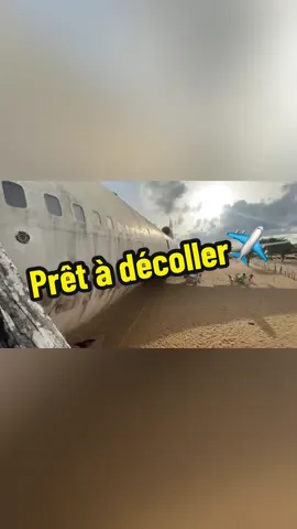 🪂 ✈️ Pourquoi il y a un avion à la plage Erevan ? Sur la plage immédiatement après la plage de Erevan à Cotonou, siège depuis de nombreuses années BARAKAH, un avion qui attire l'attention de tous #erevan #avion #plage #cotonou #229 #benin 