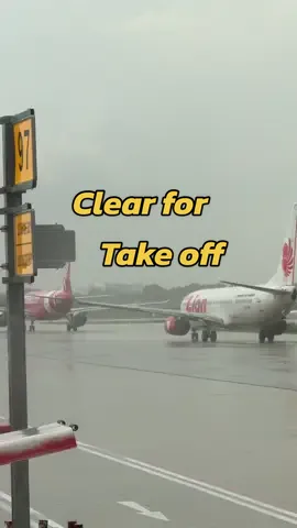 ในวันที่ฝนตก #สนามบินดอนเมือง #เครื่องบิน #airasia #lionair #aviation #takeoff #aircraftmaintenance #fypシ 