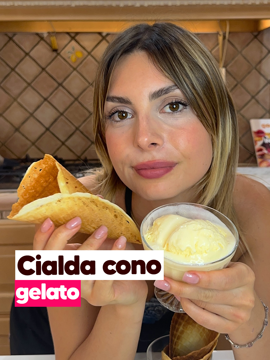 E se ti dicessimo che puoi preparare la cialda del cono a casa?🍦🤩 👩🏼‍🍳La nostra @melissasweet25 ci mostra come: 👉INGREDIENTI: 85g di zucchero a velo 40g di farina "00" 2 albumi 30g di burro fuso 👉PREPARAZIONE: 1. In un contenitore unisci zucchero a velo e albume e mescola bene. 2. Aggiungi il burro fuso e in ultimo la farina, facendo attenzione a non creare grumi. 3. Versa una parte dell'impasto nell'apposita piastra per cialde e lascia cuocere fino a doratura. 4. Una volta cotta bisogna dare velocemente la forma prima che si indurisca. 5. Ora puoi servire il tuo gelato in questa cialda super croccante! #cookist #conogelato #gelatofattoincasa #cialda #cialdagelato #cialdaconogelato