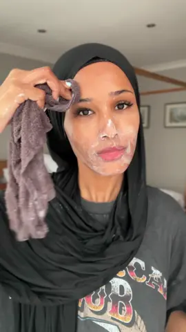 ad my skin has been going through it! I’m dealing with really sensitive, blemish-prone and dry skin so I’m using no7 Derm Solutions Comforting Cream Cleanser & it’s been so hydrating on my skin! To make it even better the range is dermatologist-approved! @No7 #No7DermSolutions #brokenskinbarrier #hyperpigmentation #skinrecovery