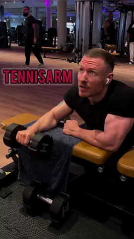 Tennisarm?! Was mir dabei geholfen hat ... Gezieltes Krafttraining meiner Unterarme. Und nein, dass ist keine Aufforderung an euch, künftig auf Zughilfen zu verzichten! Genauso wie jeden anderen Muskel könnt ihr eure Unterarme auch durch konzentrische und exzentrische Belastung kräftigen und stärken. Probiert's unbedingt mal aus. Trainierst du deine Unterarme gezielt? #tennisarm #hamburg #muskelaufbau 