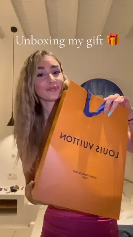 @Angelos Katsilianos thank you my babe❤️ Πως σας φανηκεε;🫶🏻 #fy #fyp #foryou #foryoupage #fypage #mpesfypgamw #viral #viralvideo #unboxing #gift #louisvuitton #louisvuittonwallet #wallet 