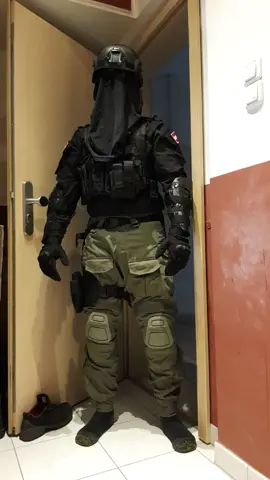 I go rein and then I go raus #cosplay #königcosplay #codmw2 #fyp #cod #könig 