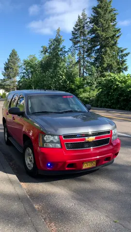 At approximately 7:48 AM on June 10th @tualatin_valley_fire_rescue @clackamasfire Lake Oswego Fire @amr_social and @westlinnpolice responded to a 1st alarm apartment fire on Fawn Court in West Linn. The first arriving company reported flames showing on the Charlie side. A quick knockdown was made. Here are some apparatus that responded to the scene.  Units Due: West Linn Police Department  Tualatin Valley Fire & Rescue C6 RHB39 HR51 T55 E58 E59 RHB350 FI2525 FI2580 Clackamas Fire BC303 E315 T316 E317 Lake Oswego Fire E212 BC213 American Medical Response  AMR224 #oregon #clackco #clackamascounty #westlinn #westlinnoregon #tualatinvalleyfirerescue #tualatinvalleyfireandrescue #tvfr #lakeoswegofire #clackamasfire #clackamasfiredistrict1 #fire #structurefire #apartmentfire #apartmentbuildingfire #fireengine #firedistrict #firedept #firedepartment 