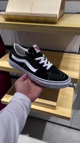 ready stok :  sepatu sneaker unisex VANS SK8 LOW CLASSIC BLACK WHITE. harga : klik kranjang kuning 🙏 #sepatupria #sepatuwanita #sneakershead #sneakersaddict #sneakersstore #sneakersimport #vans #vansshoes👟 #vansoriginal #sepatuvansoriginal #vanssk8low #vanssk8lowblackwhite 
