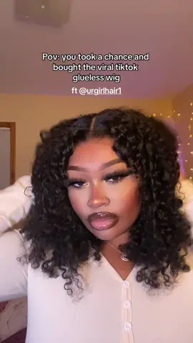 @urgirlhair1 NO GLUE NEEDED #urgirlhair #gluelesswig #viral #definitelykalu #foryoupage #darkfeminine #curlyhair #unapproachablemakeup 