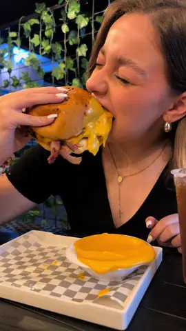 ¡Eleva tu hamburguesa a la perfección! 🍔✨ Ven y vive esta nueva experiencia 🤘🏼   Siguenos en instagram @cari.saltyfood.😎 o contactos al 0426-0478368 para pedidos #burgerlover #foryou #comida #apure #comidarapida #trending #venezuela🇻🇪 #disfrutacomiendo #humortiktok #foodtiktokfood 