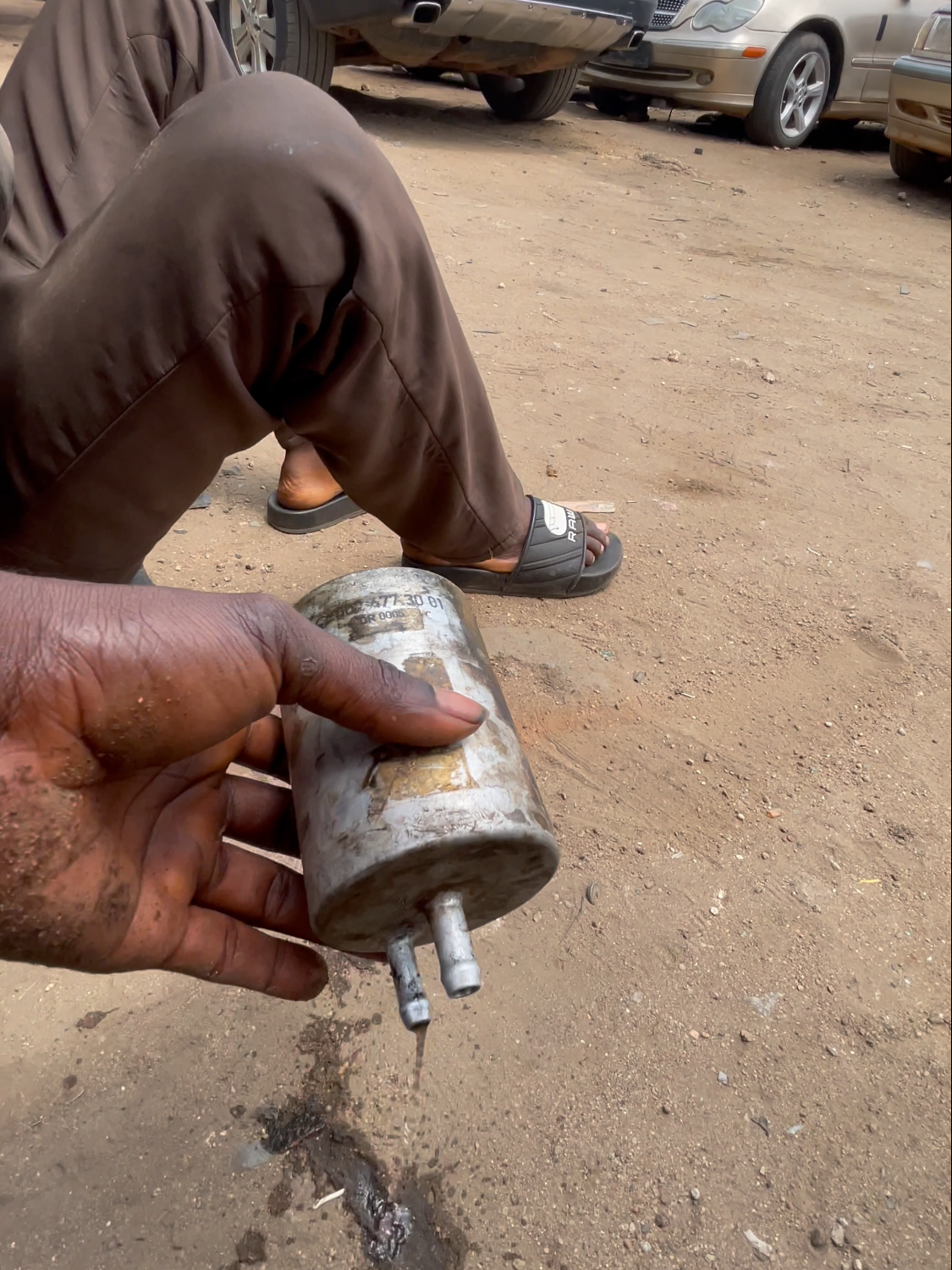 Customer complains of fuel overflow #maxthemechanic #topspeedgermany #mechanics #africa