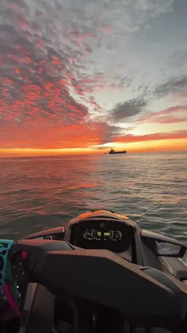 Te perderías un atardecer como este ? 😳👀  estas a tiempo de venir a vivir uno como este😜🤍#jetski #jetskivideos #verano #costabrava #palamos #atardecer #gtx130 