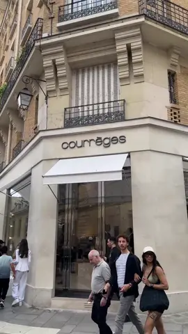 Pour cette semaine de Fashion Week, @Courreges inaugure sa nouvelle boutique au coeur du Marais, un espace conçu par l'architecte #bernarddubois alliant héritage de la maison et esthétique post-moderne. Toutes les pièces emblématiques de la marque sont à retrouver au 27 Rue des Francs-Bourgeois 75004 Paris. #TikTokFashion #fashionstore #courreges #fashionweek #ss25 