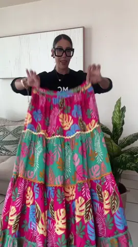 Esta falda no puede quedarse fuera de tu maleta.  Con las vacaciones a la vuelta de la esquina, necesitas RUSH incluir esta falda en la maleta sí o sí. Es tan versátil que te va a llevar a la playa o la piscina y luego a tu almuerzo o cena familiar.  Consíguela hoy mismo visitando www.mcboutiquepr.com #resortwear #outfitideas #boutiquepr 