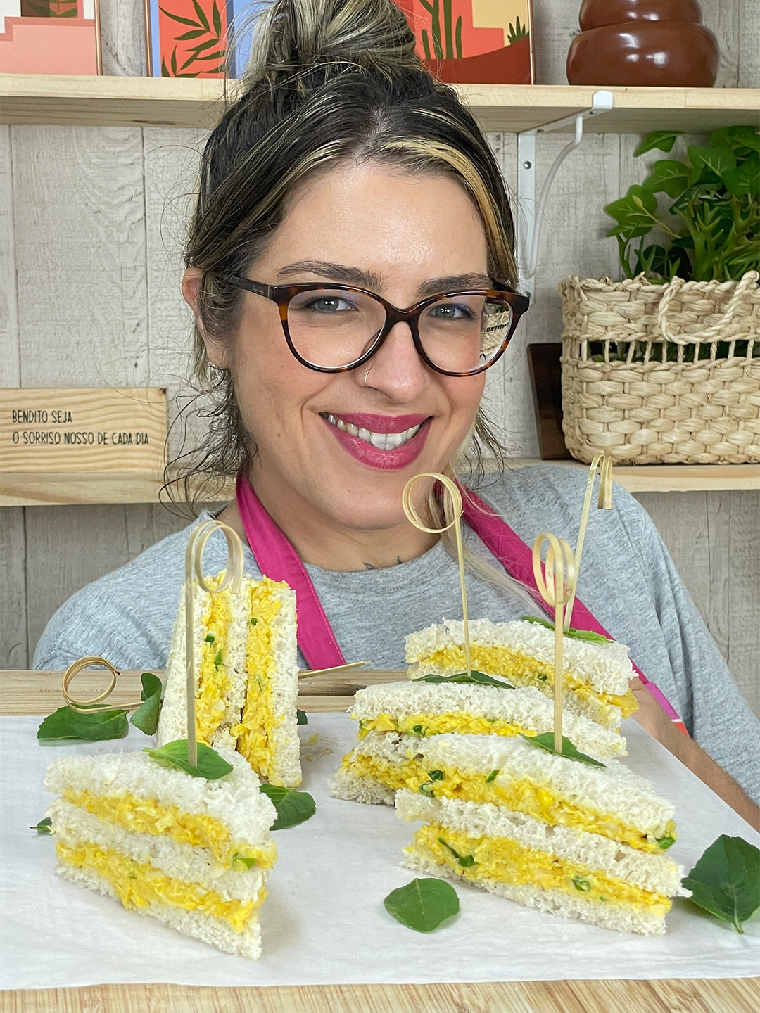 É assim que faço creme de milho para levar nas festas juninas! INGREDIENTES: - 2 latas de milho cozido ou enlatado - água para dar o ponto - azeite - 3 dentes de alho picado - sal - pimenta do reino - cominho - noz moscada - pão de forma - manjericão para decorar MODO DE FAZER: Coloque o milho e a água em um recipiente e bata com o mixer. Em uma panela, refogue o alho, coloque o milho batido até atingir a textura cremosa. Tempere com sal, pimenta do reino, cominho, noz moscada, salsinha, mexendo sempre. Quando atingir o ponto, sirva em cima do pão de forma e decore com manjericão. #foodmakers #culinaria #gastronomia #receitas #foodtiktok #pão #milho #cremedemilho