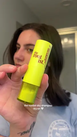 For being a talc free non aerosol dry shampoo, i think this works pretty good! It takes more time to apply compared to an aerosol but once coated it actually worked very well for me and my hair type! #dryshampoo #nontoxicbeauty #talcfree 