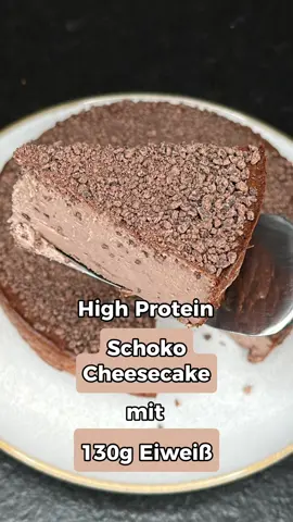 High Protein Schoko Cheesecake - mit 130g Eiweiß und so unfassbar lecker 😋  ℹ️ Nährwerte pro Kuchen   1273kcal | 64g C | 130g P | 51g F ℹ️ Nährwerte pro Stück (10 Stücke) 127kcal | 6g C | 13g P | 5g F 👨‍🍳 Zutaten für 1 Kuchen 👉🏻 500g Magerquark 👉🏻 400g Frischkäse Fitline 0,2% 👉🏻 100ml Cremefine 7% 👉🏻 3 Eier 👉🏻 1 Pck. Schoko Puddingpulver  👉🏻 12g Flavor Powder* am besten  Dark Cookie Crumb, Hazelnut Nougat oder Milky Hazelnut 😋  👉🏻 40g Erythrit  👉🏻 20g Backpulver optional als Topping 👉🏻 50g 85% Schokolade geraspelt Alle Zutaten in eine Schüssel geben und mit dem Rührgerät ordentlich verrühren. Anschließend in eine Kuchenform geben am besten geeignet ist eine Kuchenform mit 20-24cm Durchmesser (im Video habe ich die 20cm Form verwendet). Danach vorsichtig für 60min und 165Grad Umluft in den Ofen geben. Bei geöffneten Ofen langsam abkühlen lassen und anschließend für ein paar Stunden (am besten über Nacht) in den Kühlschrank kalt stellen. *Werbung Flavor Powder von @esncom 👉🏻 mit dem Code „rezeptflo“ sparen 💰  abspeichern, liken & @rezetpflo folgen 🥰  👉🏻 weitere tolle Rezepte und  Ernährungspläne findest du in meinem Buch 👉🏻 Link ist in der Bio 📖  . . . #highprotein #cheesecake #schokolade #kalorienarm #lowcarb #kuchen #cake #schnelleküche #schnellerezepte #einfacherezepte #rezept 