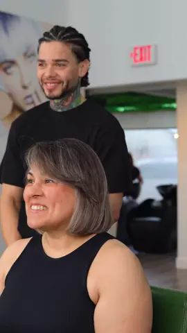 Un nuevo cambio de imagen desafía el tiempo y las canas. Esta vez, abandonamos el rubio y abrazamos la esencia natural del cabello oscuro. Con un corte audaz y drástico, revelamos una belleza auténtica que destaca su perfil griego, esculpido por los dioses. La transformación no solo resalta su elegancia innata, sino que redefine su poderosa presencia. ✨💇‍♀️ #BellezaNatural #RenovaciónDeImagen #CanasConEstilo #CorteDeCabello #MujerEmpoderada #TransformaciónTotal