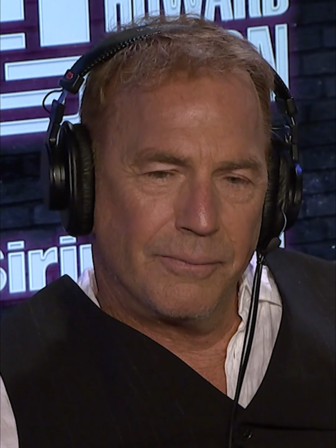 How did the dating rumors surrounding @kevincostner and @jewel begin? 👀 #SternShow