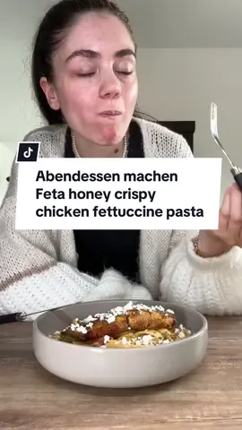 Feta honey crispy chicken fettuccine pasta 😍 #dinner #DinnerIdeas #abendessen #crispychicken #honeychickenrecipe #chickenrecipes #pastarecipes #schnellesabendessen #schnellesrezept #tiktokcooking #cooking #melsdinner 
