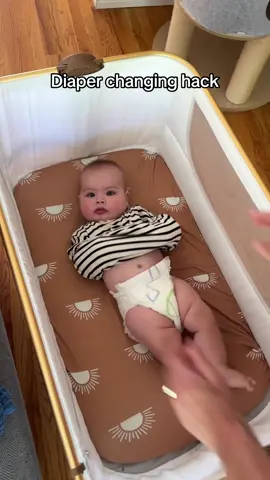 Hands free diaper changing baby hack 😱 #baby #parentingtips #babytiktok 