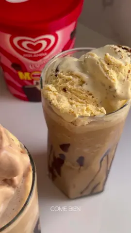 Frapuccino ☕️🍨 Hay muchas formas de comer botes helados Holanda! 😉 Tienes que probar esta manera ⬇️ - 1 taza de hielo  - ⁠1 shot de espresso  - ⁠2 bolas de tu helado favorito (yo utilice Mordisko y Conejo Turín 😍)  Decoramos con chocolate líquido y más Helado Holanda! 🤤🤤🤤  Holanda alegra tu día ✨  Deeeeeli deli 🤤 #HolandaAlegraTuDía #BotesHolanda #Publicidad #icecream #helado #Receta #Recipe #snack #frapuccino #coffee #cafe #malteada #espresso #postre #nieve #sweet #recetafacil #summersnack #moviesnacks #movietime
