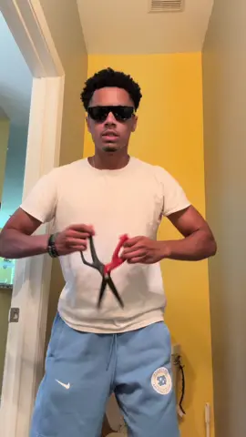 Freshen up down stairs it stinks 😷🦠 #electrictrimmer #mensgrooming #tiktokmademebuyit #tiktokshop #viral #hairtrimmer 