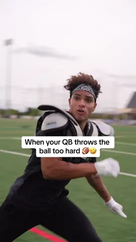 at least he finally caught it 🙌 #americanfootball #footballtiktok #nfl #dndfootball #highschoolfootball #widereciever #quarterback 