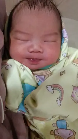 digendong mama 😍#newbornbaby#withmom❤️✨#welcometotheworld 