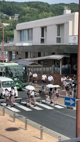 Gambaran klo kita Sekolah SMA di jepang,berangkat bareng temen” naik transportasi umum ,terus jalan bareng ke sekolah ,sepertinya syahdu sekali #kensuseijapan🇮🇩🇯🇵 #kenshuseijapan🇮🇩🇯🇵🎌 #kensusei🇮🇩🇯🇵 #kerjajepang🇮🇩🇯🇵 #magangjepang #japanvibes #kerjajepang #pedesaan #pelajar #SMA #sekolah 