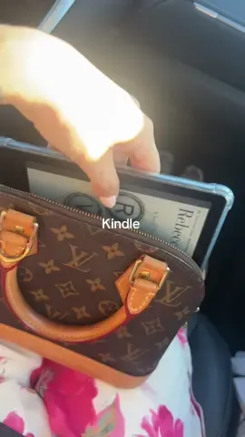 If my kindle doesnt fit im not taking it 📚✨ #BookTok #booktoker #books #kindle #kindlepaperwhite #bookish #bookishthoughts #kindleunlimitedbooks #bookishthings 