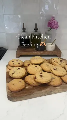 Tomorrow me will he so happy to wake up to a clean kitchen🌸#motherhood #CleanTok #kitchen #aesthetic #kitchendecor #cleankitchen #momlife #naptimechores 