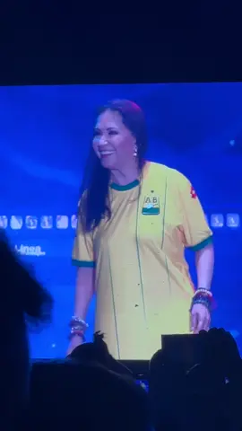 #Tendencias | Enardecidos los fans de Ana Gabriel, durante su Gira por la ciudad bonita, pues la artista mexicana aprovechó para lucir la camisa del Atlético Bucaramanga y manifestar su felicitación al equipo campeón. 🐆⭐️