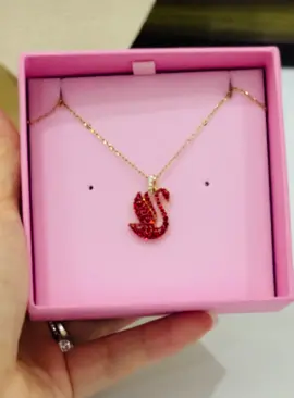 Dây thiên nga bay màu đỏ dáng xinh yêu kiều nà #swarovski #narajewelry #trangsuc #fyp #phukienthoitrang #trend #viral #trangsucswarovski #quatangsinhnhat #moingaymotoutfit #phukien #congai #daychuyen #thiennga #swarovskiswan #swarovskiswan #iconiswanred 