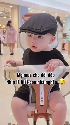 Mua cho con đôi dép mà đi đâu ai cũng nhìn . Phong cách quần áo mặc thì rõ bần hàn 😂#dcgr #mebim #beyeu #andam #mebimsua #nuoicondungcach #meminhmin 