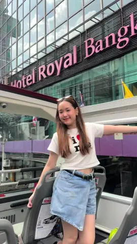 อะไรใหม่ๆ เช่น ประสบการณ์ใหม่ 🤩 นั่งรถ Elephant Hop On Hop Off Bus Tour รถทัวร์นำเที่ยว 2 ชั้น มีติดแอร์ ไม่ร้อน! เที่ยวรอบกรุงเทพ ในราคาคนไทยแค่ 400 บาทเองคุณน้า ที่นี่มีบรรยายเสียงถึง7ภาษา มีหูฟังให้เราใส่ฟังเรื่องราวสถานที่สำคัญต่างๆทุกจุดตลอดเวลาที่อยู่บนรถ และสามารถลงเที่ยวได้ทุกจุด ตลอดเส้นทางเลยยย! ⛔️Walkin มาซื้อตั๋วได้เลยที่ Siam Paragon ชั้น Ground ประตู1 หรือ Central World ชั้น1 ประตูทางออก Hug Thai เปิดให้บริการตั้งแต่ 10.00น. - 15.00น. 📞Customer service 0641811234 Whatsapp : 0641811234 Line id : @elephantbustours  #bangkok #bangkoktour #bangkokbustour #bangkoksightseeing #elephantbustour #elephantbustours #hoponhopoffbangkok #sightseeingBangkok #bangkokcitytour #bangkoktrip #traveltiktok #thailandtravel #รีวิวที่เที่ยว #Thailandtravel #bangkokthailand #เที่ยวกรุงเทพ #ทัวร์กรุงเทพ 