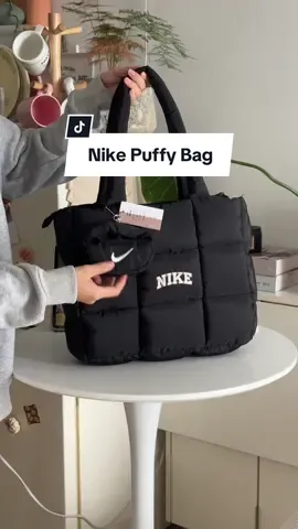 cô gái khó chịu cùng với chiếc túi của cổ #nikepuffybag #nikepuffy #tuiphao #tuiphaotote #totebag #tuiphaonike #tuiphaodungcathegioi #tuiphaoxinh #unbox #unboxing #unboxings #unboxingvideo #unboxtui #unboxtuixach #unboxtuixinh #tuixach #túixách #tuitotegiare #túitote #túiphao #tuiphaochongnuoc #decosaigon 