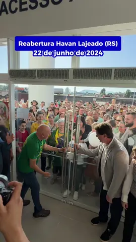 RECOMEÇO! 🙏 Hoje reabrimos as portas da Havan Lajeado (RS), 50 dias depois de nossa loja ser tomada pela água. A mensagem que queremos deixar é de otimismo e renovação. Cada tijolo, cada prateleira, cada detalhe desta nova Havan representa a coragem e determinação de todos que trabalharam incansavelmente para ver a loja e Lajeado de pé novamente.   Que nossa reabertura inspire outras comunidades, empresas e pessoas que passam pelo desafio de recomeçar!  Toda #familiahavan esta emocionada pelo dia de hoje e manda forças para o Rio Grande do Sul. Acreditamos e confiamos que dias melhores virão.  Estamos juntos com o povo gaúcho 💙 #havan #riograndedosul #lajeado #lucianohang #véiodahavan #reinauguracao 