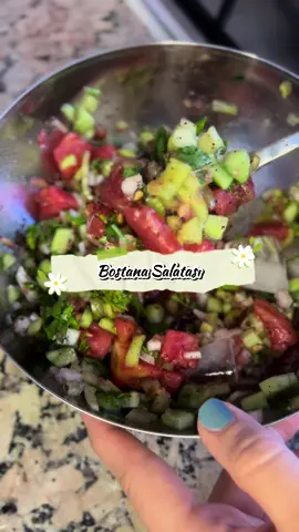 Bu sıcak yaz günlerinde vazgeçemediğim bostana salata 🤌🏻 Domates  Salatalık  Kuru soğan  Maydanoz  Sos: Domates Rendesi  Sumak  Tuz  Zeytinyağı  Nar ekşisi  #salata #bostana #şanlıurfa #bostanasalatası 