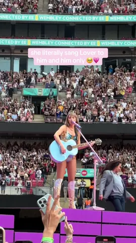 she was so genuinely happy🥹💗 the love was so palpable like everyone in wembley was thirdwheeling #taylorswift #lover #lovertaylorswift #taylorandtravis #TSTheErasTour #erastour #wembley #theerastourlondon #taylornation #taylorswiftedit #swiftie #tserastour #taylorswifttok #concert #fyp #foryou #foryoupage #viral #fürdich #trayvis 