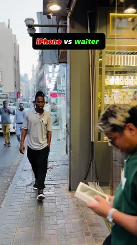 Iphone wala waiter 🤣😱#foryourpage #foryou #tiktokdubai #funnyvideos #tiktoknepal🇳🇵 #tiktokpakistan 