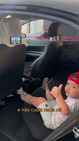 Truque genial: criança quietinha. Transforme o banco do carro em cinema. A diversão tá garantida para esse São João.  Agora viajar ficou mais fácil. Lembrando: não sou a favor do excesso de telas para crianças. Compartilhe essa dica com um(a) amigo(a).