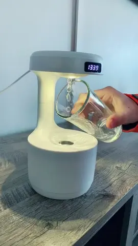 💧 Confira o Umidificador com Gotas Anti-Gravity! 🌫️ - Uma verdadeira magia de gotas de água subindo, aromatizador e relógio LED integrado. 🔌 Bivolt. Encontre como Pd183 na bio! #UmidificadorAntiGravidade #InovaçãoNoAr
