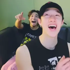 The way han hits the sofa 💀 #straykids #han #bangchan #changbin #straykidslive #chansroom #fyp #stay 