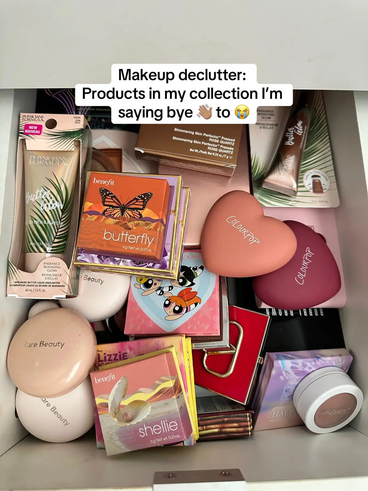 Another makeup declutter! Products that are leaving my collection 👋🏽 ✌🏽😭 its so hard to let go of all the pretty blushes but i know i wont use them 😩😅 #makeupdeclutter #declutterwithme #declutter #declutteringchallenge #declutteringmymakeup #makeupcollection #blushcollection #blushes #bronzer #declutteryourlife #makeupvanity #latinacreator #latinacontentcreator #decluttering #girlssupportinggirls 