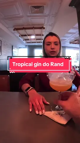 Hoje estou em Massachusetts, nos Estados Unidos, e a atendente me disse que os americanos adoram meus drinks e pediu para provar um criado por mim. Descobri que ela não visitava o Brasil há 4 anos, então decidi fazer um drink que evocasse memórias brasileiras: o Tropical Gin do Rand🍹 Este coquetel exclusivo é uma mistura refrescante de xarope de tangerina, xarope de maracujá, suco de limão, gin e angostura, finalizado com ginger ale e decorado com uma bolha de berries para uma apresentação especial. Ela adorou a experiência que este drink trouxe de volta! 🌴✨ #pov #bartenderlife #bartender #drink #cocktail 
