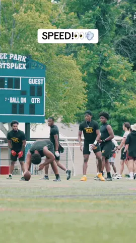 He was out of there!🫢🏃🏽 #newjersey #zone6ixfootball #njgridiron #fast #7v7 #football #footballtiktok #7v7football #footballvideo 