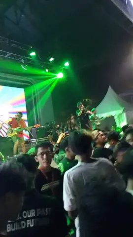 di bikin terbang #thepaps #konser #alunalunserang #thepapsperlahantenang 