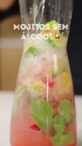 MOJITOS SEM ÁLCOOL🍹  - O verão começou🌞e eu tenho o refresco ideal para ti.😌 O melhor de tudo, é que podes surpreender toda a família com esta maravilha🍹 Para o Mojito (1,5l) vais necessitar de, - 2 limas - ⁠4 morangos  - ⁠2 c. Sopa de sopa de açúcar mascavado - ⁠6 pedras de gelo - ⁠1 litro de água das pedras  - ⁠1 ramo de hortelã  - ⁠muita sede 😏🤤 E agora…? Agora é a tua vez!!! 😏🫵🏽 - - - - - #qchef #ochefemtuacasa #mojitosemalcool #mojito #refresco #verão #família