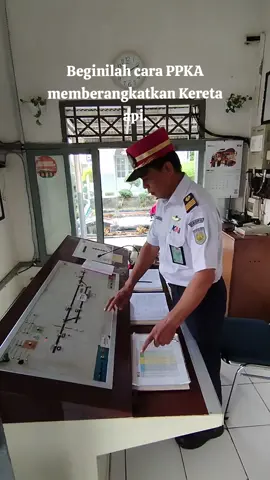 PPKA stasiun Cipari membentuk rute untuk memberangkatkan Kereta api Lodaya setelah bersilang dengan Kereta api Argo Wilis #fyp #keretaapi #fypシ゚viral #ppka 