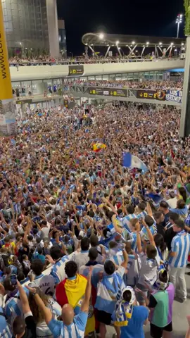 Málaga fans welcoming the team back after securing promotion 3rd tier to LaLiga 2. Pasión 🤍💙 X/LOMA_Deportes