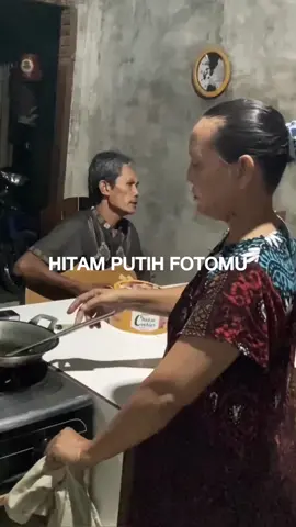 Follow @lirikmusikbaperan __ 🥰🥰 Song: Ratih Purwasih - Hitam Putih Fotomu. Cover: Bapaknya bang @Rio tampani. Source Video: TikTok/ riotampani. __  #Fyp #Fypシ#MusikIndonesia #LirikLaguIndonesia